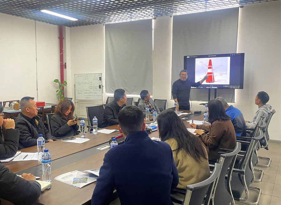 Recently, the Ningbo Internet of Things Intelligent Application Technology Association, together with the Traffic Emergency Management Unit, visited our company for inspection and exchange.